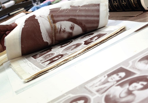 Foto de libro antiguo con retratos de señoras